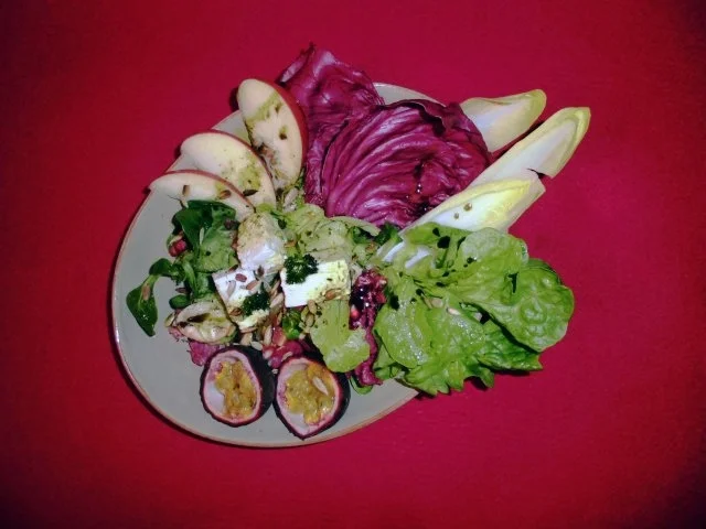 Rezept: Eingelegter Schafskäse mit Salat Eingelegter Schafskäse mit Salat - Rezept