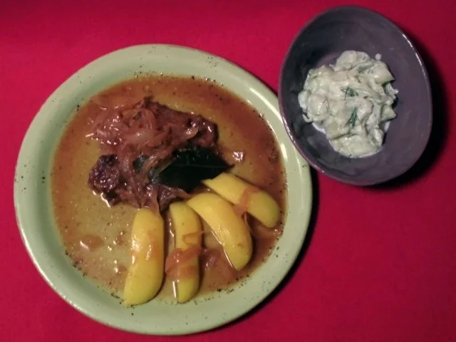 Gebackenes Sudetenfleisch mit Salzkartoffeln und Gurkensalat - Rezept