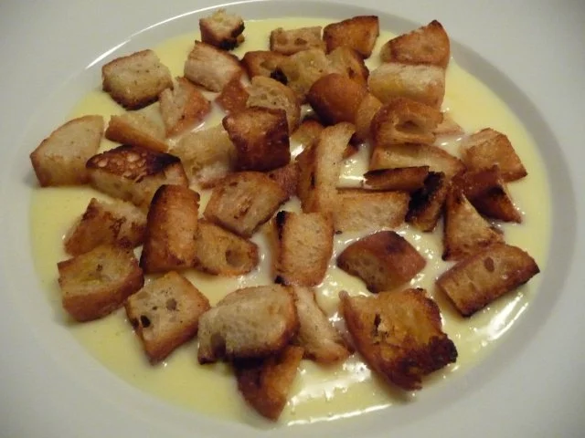 Gerichte aus der Kindheit : Geröstete Weißbrotwürfel auf Vanillepudding - Rezept