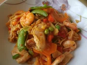 Gemüsepfanne mit Knobi-Garnelen und Hühnerbrustfilet - Rezept