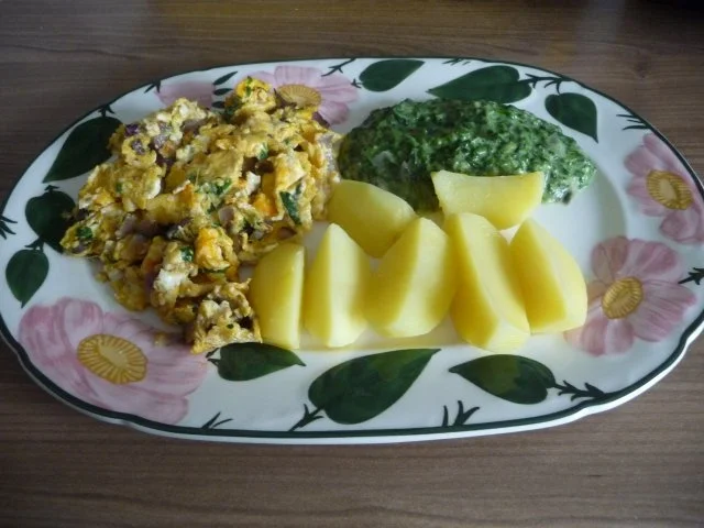 Fleischlos : Zwiebel - Rahmspinat mit Rührei und Salzkartoffeln - Rezept