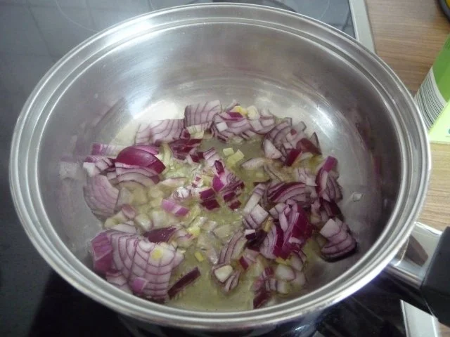 Fleischlos : Zwiebel - Rahmspinat mit Rührei und Salzkartoffeln - Rezept - Bild Nr. 3