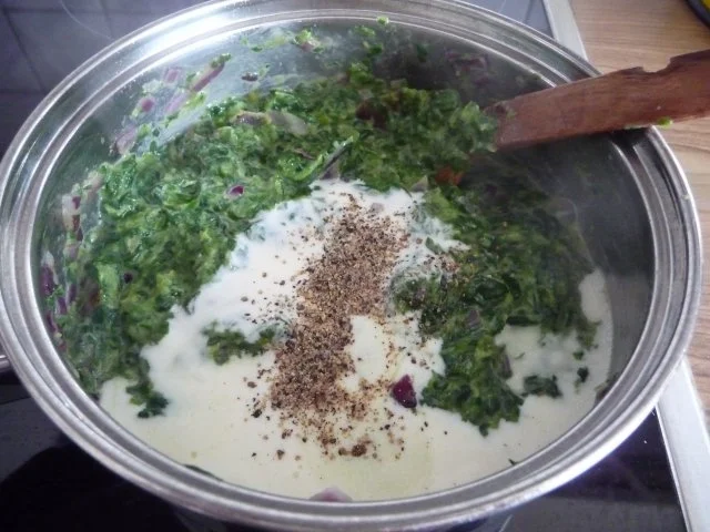 Fleischlos : Zwiebel - Rahmspinat mit Rührei und Salzkartoffeln - Rezept - Bild Nr. 7