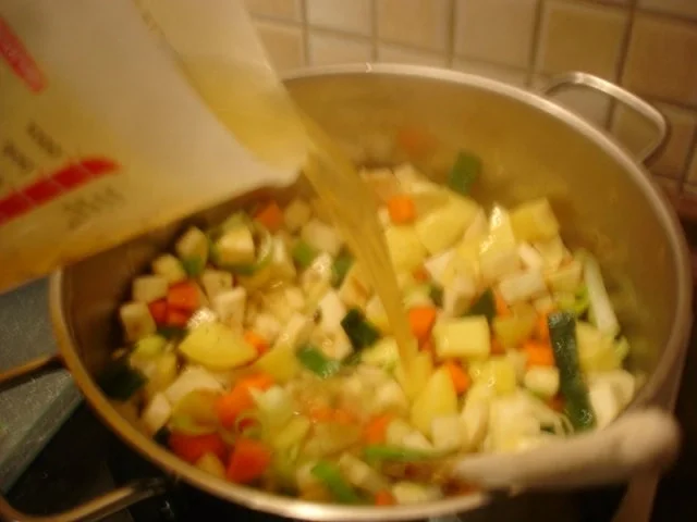 Rezept: Kartoffelsuppe à la Papa mit Lachsstreifen Bild Nr. 4 Kartoffelsuppe à la Papa mit Lachsstreifen - Rezept - Bild Nr. 4