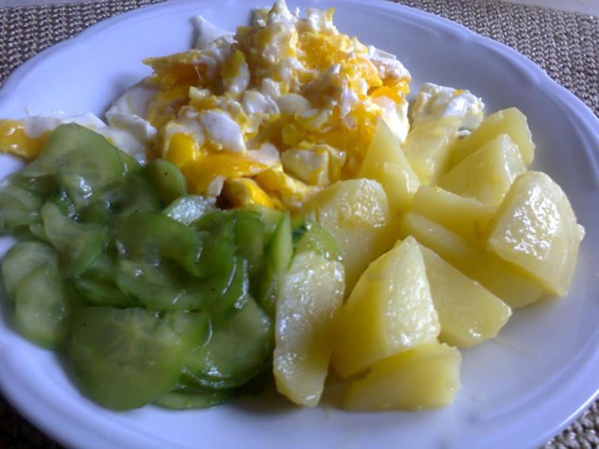 Rührei Salzkartoffeln u. Gurkensalat - Rezept - kochbar.de