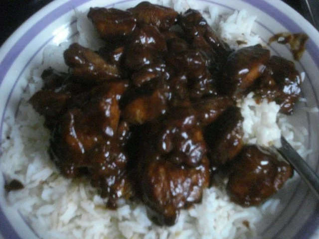 Rezept: Hühnchen-Sate mit dunkler Erdnuss-Sauce und Basmatireis Hühnchen-Sate mit dunkler Erdnuss-Sauce und Basmatireis - Rezept