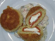 Kartoffelbällchen gefüllt mit Paprikaschoten und Ziegenkäse auf warmen Gurkensalat - Rezept