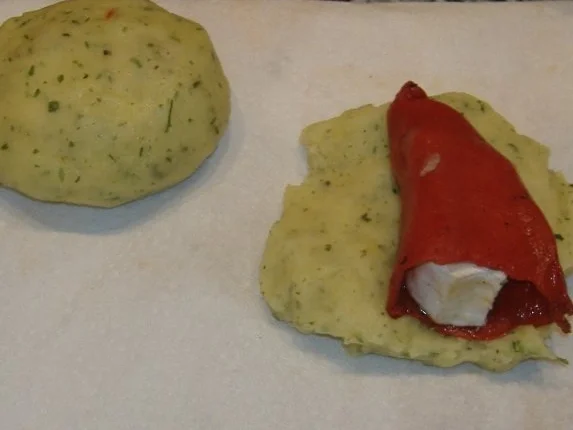 Kartoffelbällchen gefüllt mit Paprikaschoten und Ziegenkäse auf warmen Gurkensalat - Rezept - Bild Nr. 3