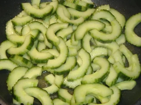 Kartoffelbällchen gefüllt mit Paprikaschoten und Ziegenkäse auf warmen Gurkensalat - Rezept - Bild Nr. 4