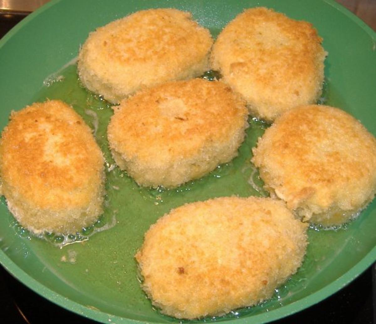 Kartoffelbällchen gefüllt mit Paprikaschoten und Ziegenkäse auf warmen Gurkensalat - Rezept - Bild Nr. 5