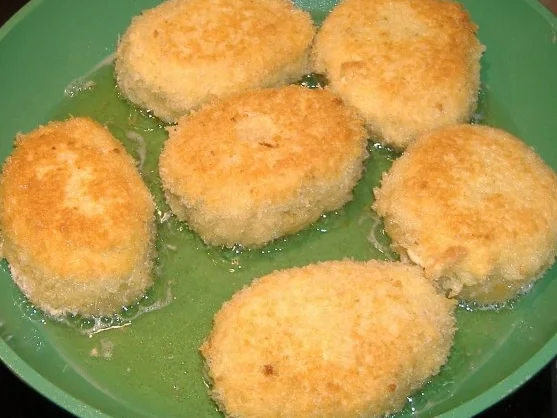 Kartoffelbällchen gefüllt mit Paprikaschoten und Ziegenkäse auf warmen Gurkensalat - Rezept - Bild Nr. 5