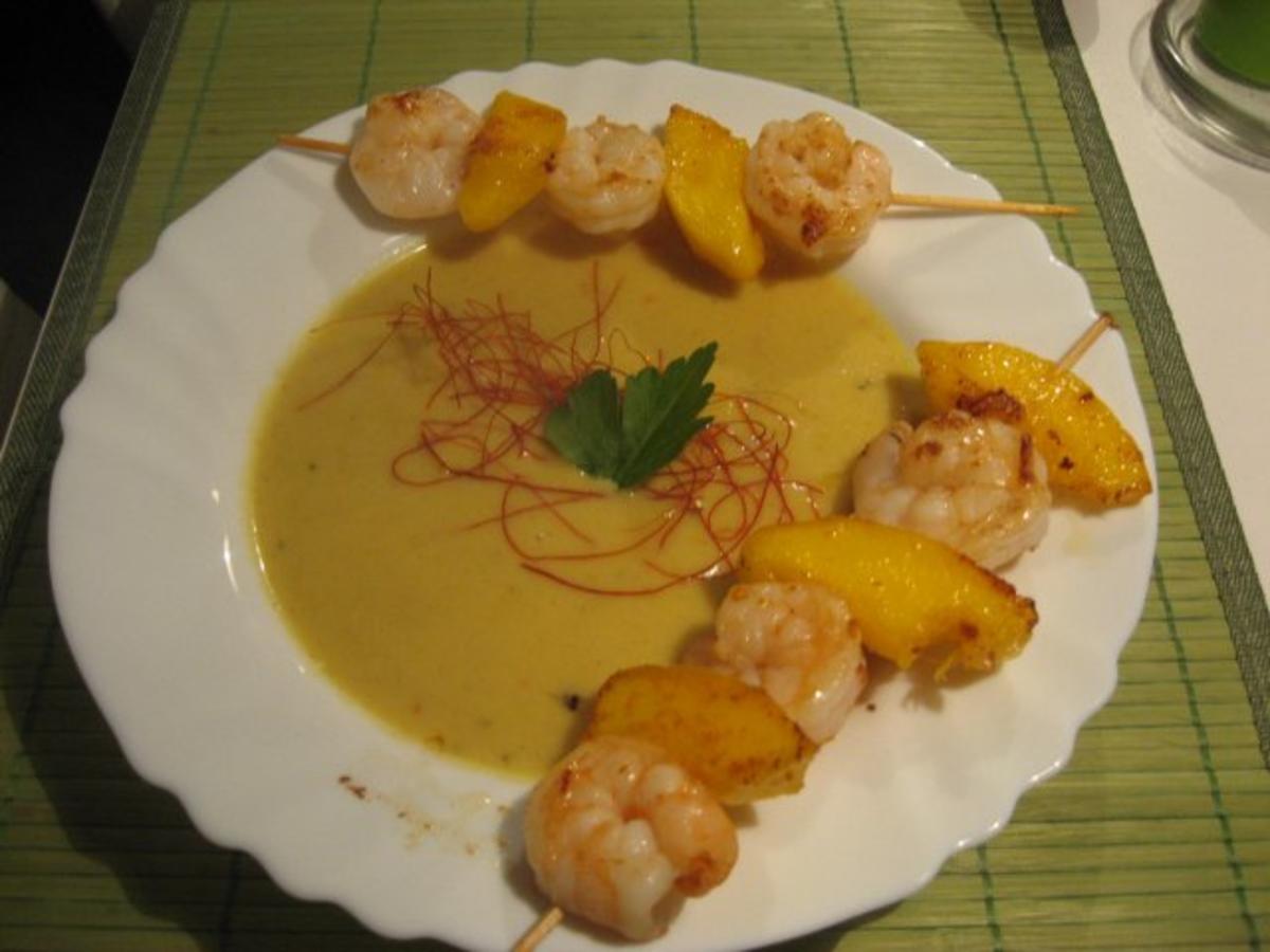 Ingwer-Curry-Suppe mit Mango-Garnelen-Spieß - Rezept - kochbar.de