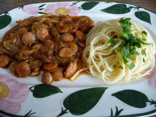 Pasta : Zwiebel - Würstchen - Gulasch an Spaghetti - Rezept