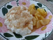 Milchreis mit Zimt & Zucker und Apfelspalten - Rezept