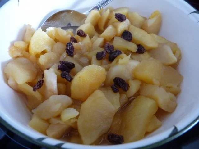 Rezept: Beilage : Apfelstückchen mit Rosinen und Agavendicksaft Beilage : Apfelstückchen mit Rosinen und Agavendicksaft - Rezept