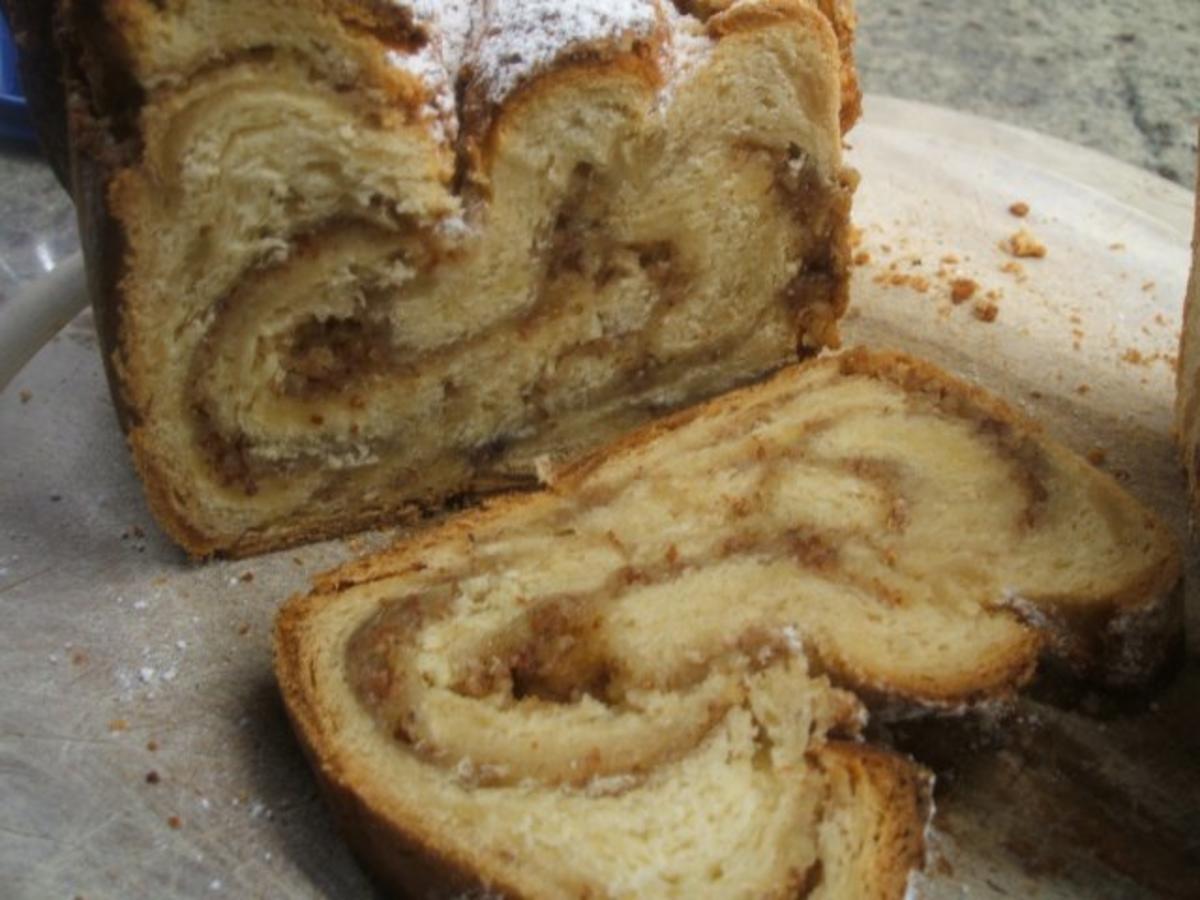 Backen: Marzipan-Hefezopf mit Mandelfüllung - Rezept