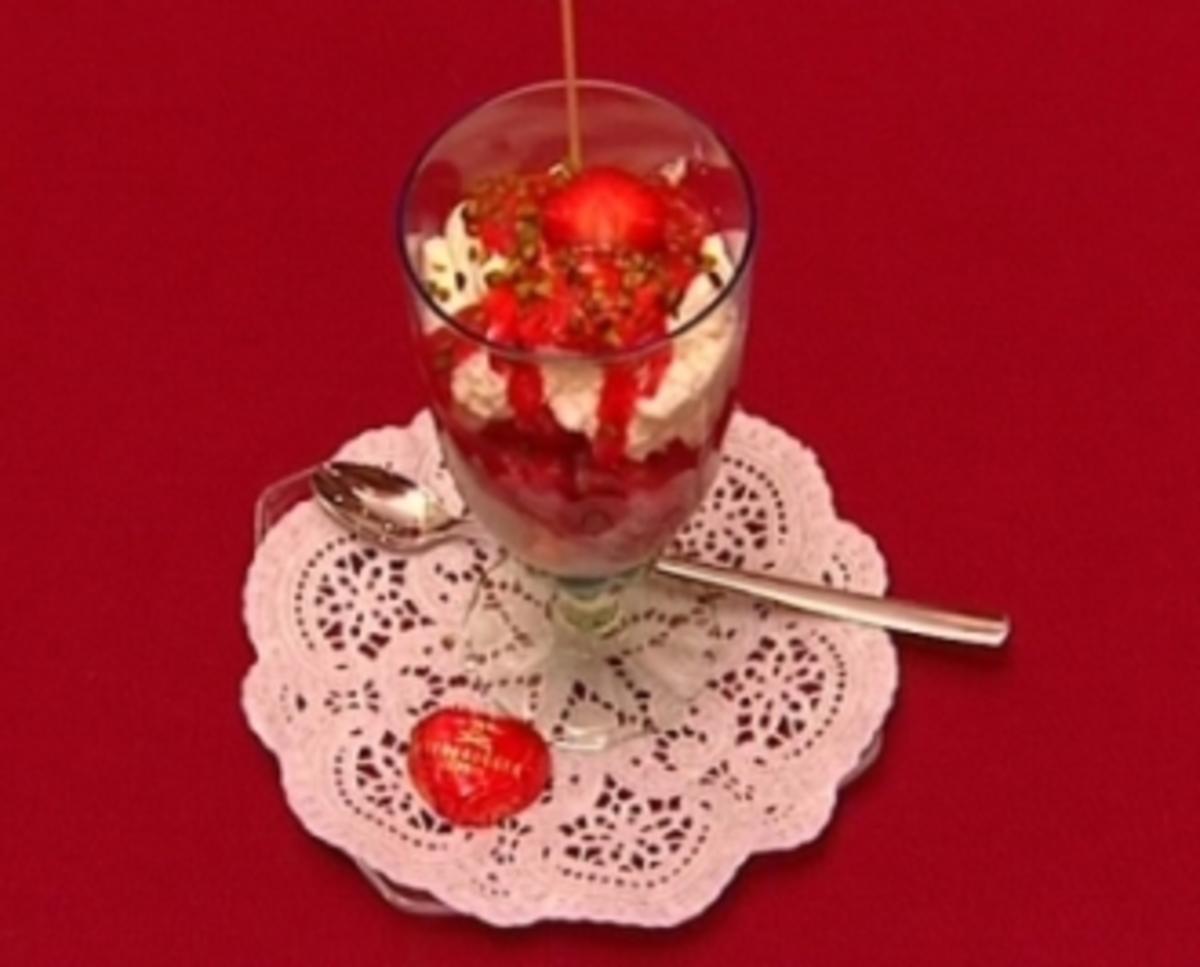 Sahne-Eis mit frischen Erdbeeren, Erdbeersoße und Sahne (Claudia Kohde-Kilsch) - Rezept