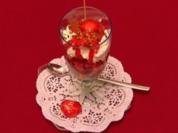 Sahne-Eis mit frischen Erdbeeren, Erdbeersoße und Sahne (Claudia Kohde-Kilsch) - Rezept