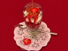 Sahne-Eis mit frischen Erdbeeren, Erdbeersoße und Sahne (Claudia Kohde-Kilsch) - Rezept