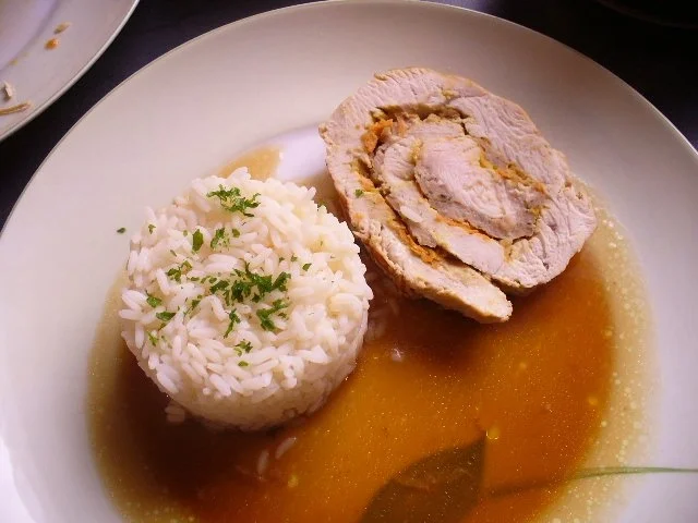 Gerollte Putenbrust mit Reistörtchen - Rezept