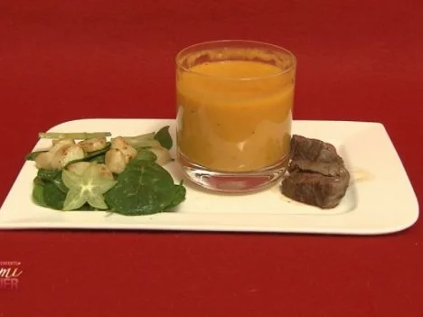 Rezept: Spinat-Sternfruchtsalat mit Rinderhüftsteak, Kürbis-Ingwersuppe (Georgina Bülowius) Spinat-Sternfruchtsalat mit Rinderhüftsteak, Kürbis-Ingwersuppe (Georgina Bülowius) - Rezept