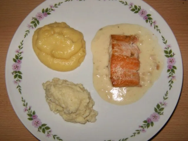 Lachs auf Meerrettich-Sahne-Sauce an zweierlei Püree - Rezept