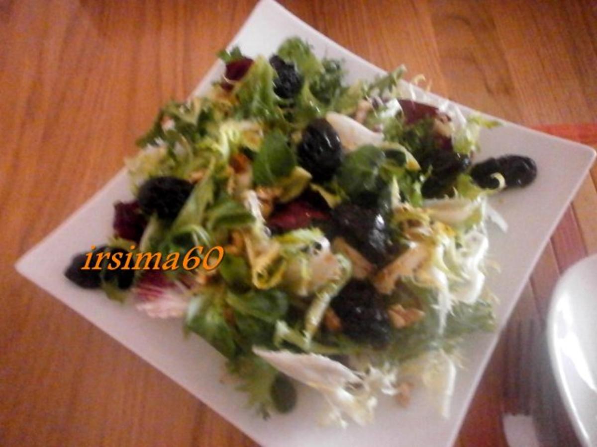 Wintersalat mit Blattsalat gemischt – bestehend aus Frisée, Radicchio ...