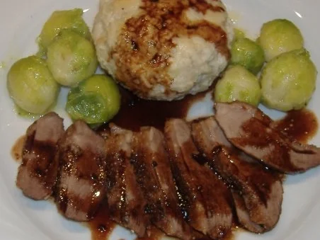 Confierte Gänsebrust mit Rotweinjus - Rezept