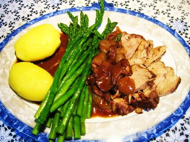 Lammkeule - mediterran gewürzt und mit Rotwein geschmort ... - Rezept - Bild Nr. 2