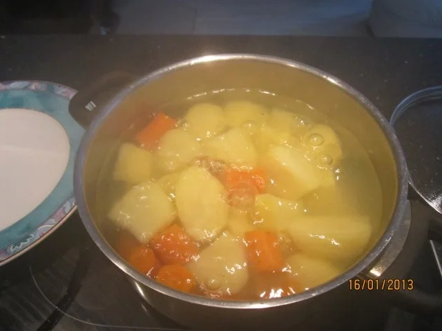 Geflügelfleischwurst mit Kartoffelstampf und Zwiebelgemüse - Rezept