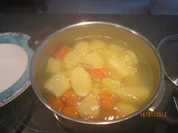 Geflügelfleischwurst mit Kartoffelstampf und Zwiebelgemüse - Rezept