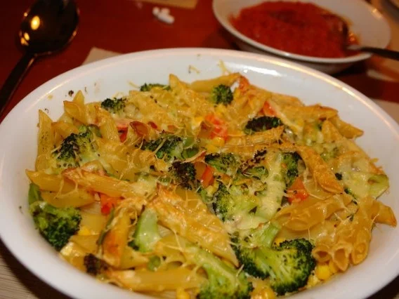 Gemüse-Nudel-Auflauf mit Tomatensoße - Rezept