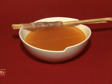 Fein passierter Tomaten-Kräuter-Sugo am Spieß (Kathy Weber) - Rezept