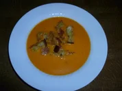 Paprikasüppchen mit Knoblauch-Croutons - Rezept