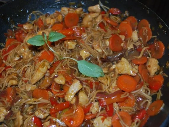 Annis asiatische Bratnudeln 8 Kostbarkeiten - Rezept - Bild Nr. 3