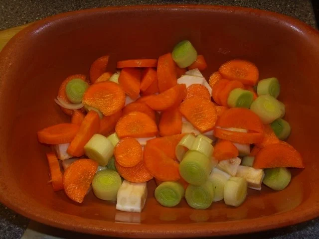 Rezept: Huhn mit Reis gefüllt im Römertopf auf Gemüsebett Bild Nr. 2 Huhn mit Reis gefüllt im Römertopf auf Gemüsebett - Rezept - Bild Nr. 2