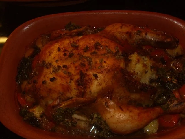 Rezept: Huhn mit Reis gefüllt im Römertopf auf Gemüsebett Huhn mit Reis gefüllt im Römertopf auf Gemüsebett - Rezept