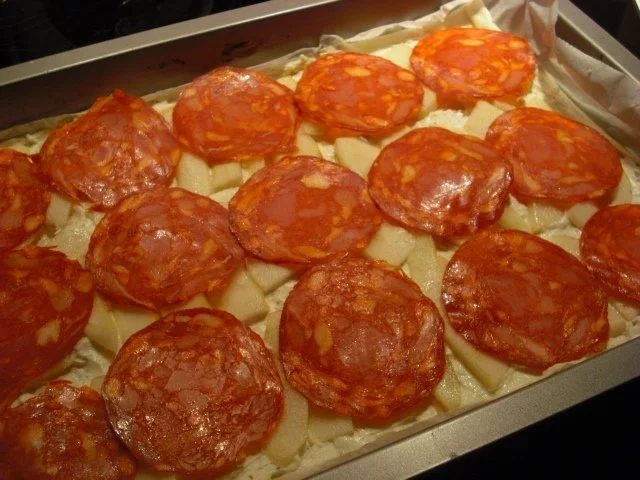 Wurst - Blätterteigkuchen mit Birnen, Blauschimmelkäse und Chorizo - Rezept