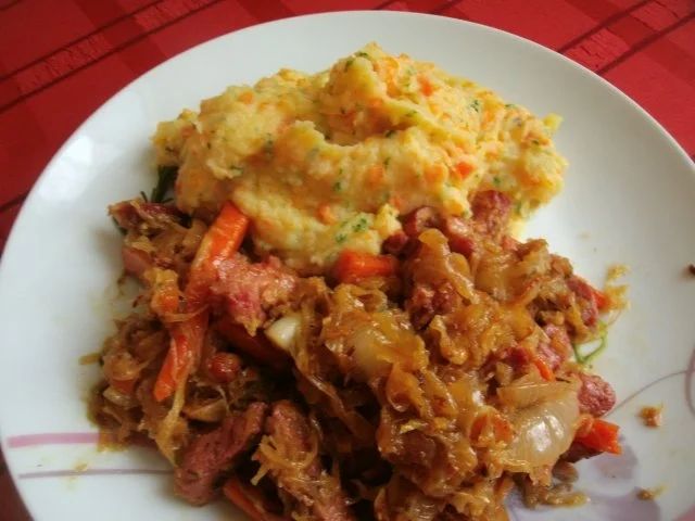 Kasselergeschnetzetes mit Sauerkraut und würzigem Kartoffelpüree - Rezept