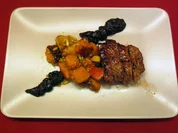 Entenbrust auf Kürbisragout und Pflaumen-Ingwer-Soße - Rezept