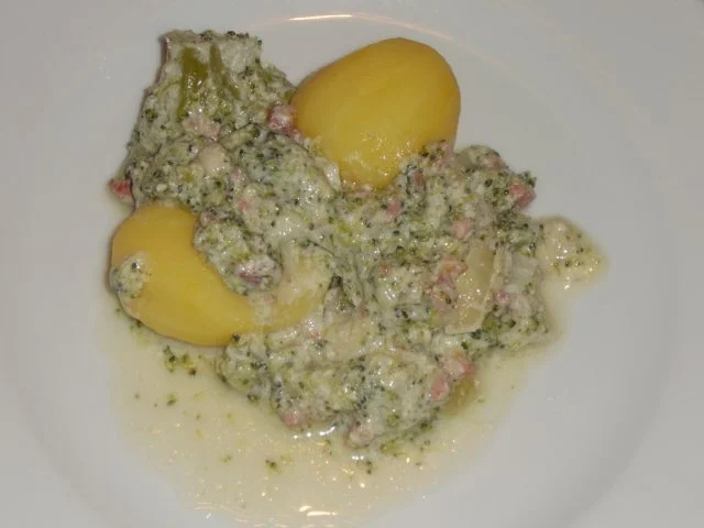 Broccoli in Zwiebel - Käse -Sosse - Rezept