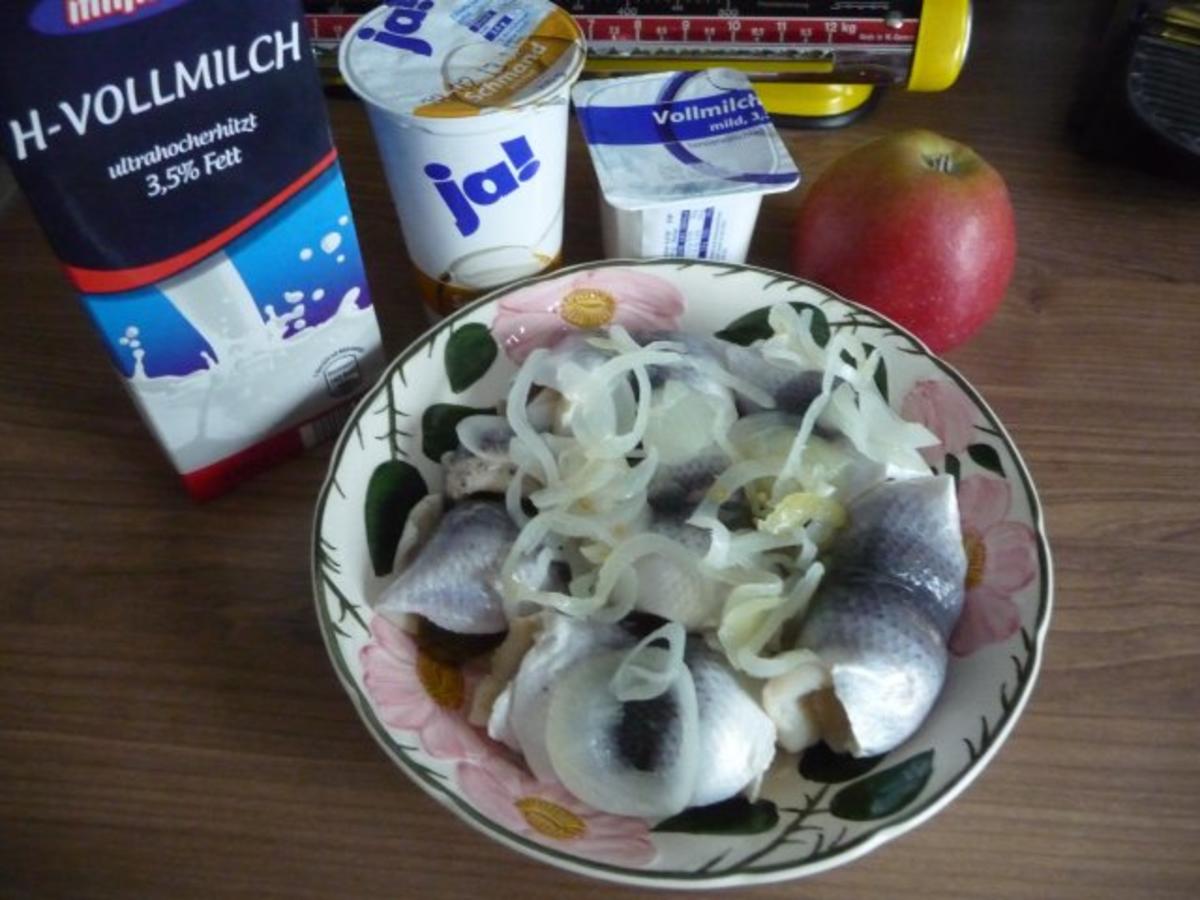 Fisch : Eingelegten Bismarckheringe  an Schmand - Joghurt-Soße mit Petersilien - Kartoffen - Rezept - Bild Nr. 2