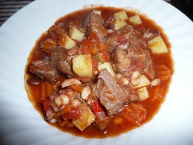 Eintopf ### Gulasch, Bohnen, Kartoffeln - Rezept - kochbar.de