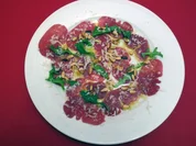 Hauchfeines Straußen-Carpaccio mit Pinienkernen - Rezept