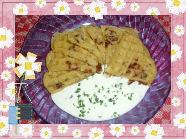 Knusprige Waffelherzen mit getrockneten Tomaten - Rezept