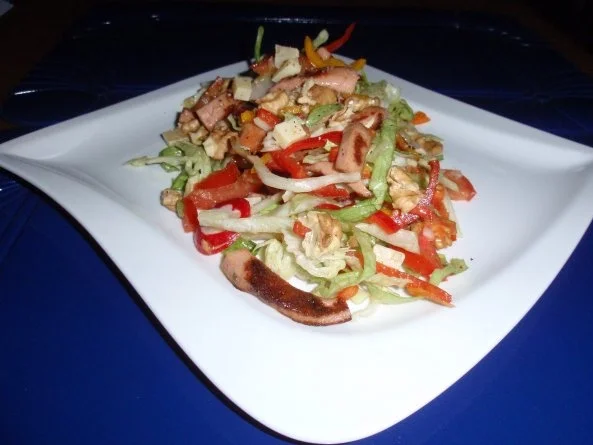 Rezept: Bunter Salat mit gebratenen Würstchenstreifen und Käse Bunter Salat mit gebratenen Würstchenstreifen und Käse - Rezept