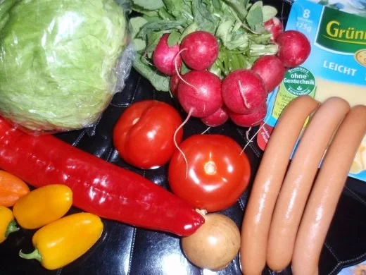 Rezept: Bunter Salat mit gebratenen Würstchenstreifen und Käse Bild Nr. 2 Bunter Salat mit gebratenen Würstchenstreifen und Käse - Rezept - Bild Nr. 2