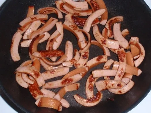 Rezept: Bunter Salat mit gebratenen Würstchenstreifen und Käse Bild Nr. 3 Bunter Salat mit gebratenen Würstchenstreifen und Käse - Rezept - Bild Nr. 3