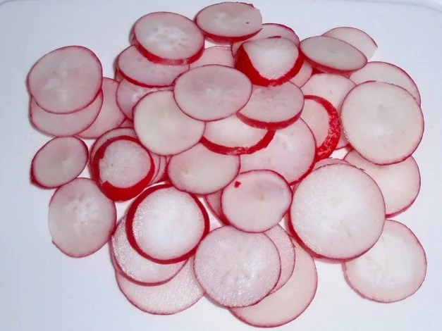 Rezept: Bunter Salat mit gebratenen Würstchenstreifen und Käse Bild Nr. 7 Bunter Salat mit gebratenen Würstchenstreifen und Käse - Rezept - Bild Nr. 7