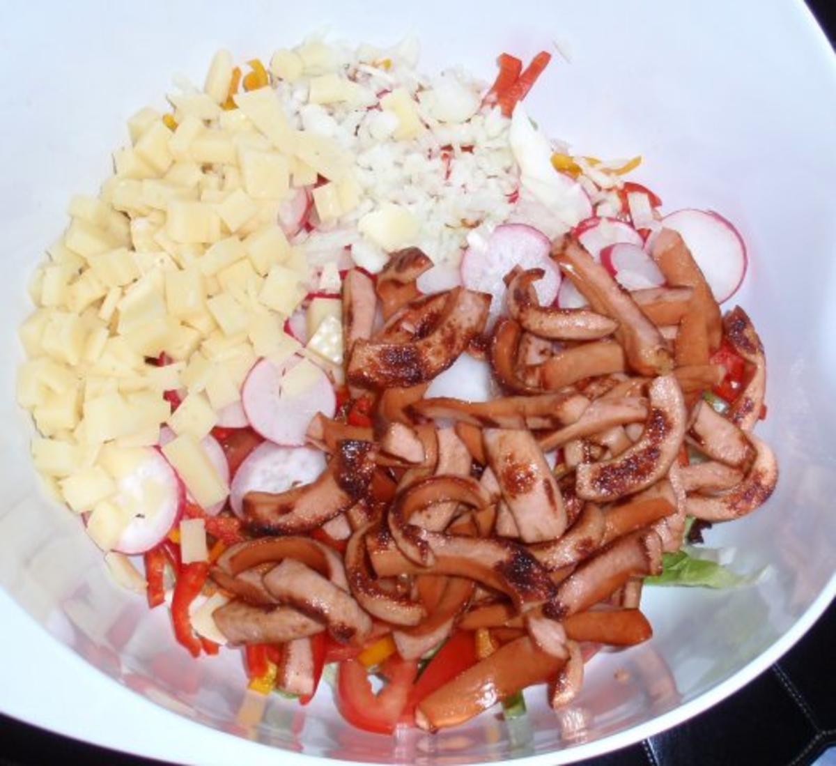 Bunter Salat mit gebratenen Würstchenstreifen und Käse - Rezept - Bild Nr. 10